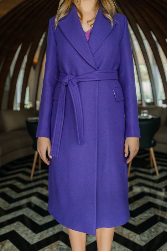 Détails du manteau mauve stylé.