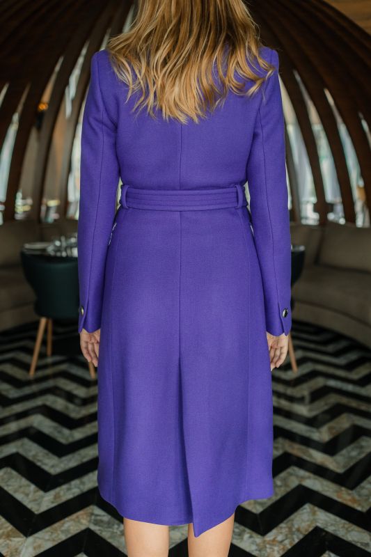 Détails du manteau mauve stylé.