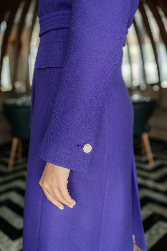 Détails du manteau mauve stylé.