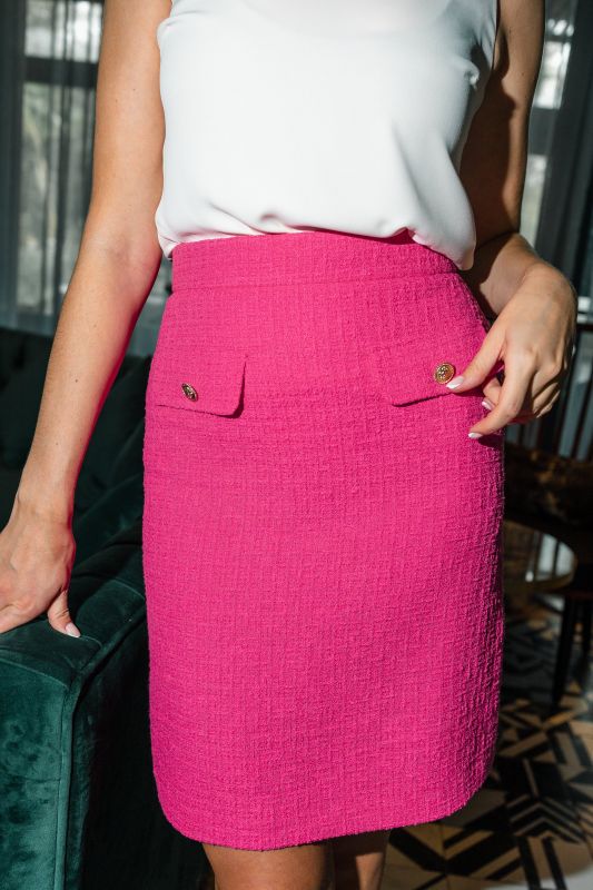 Détails de la jupe : Couleur rose et design élégant.
