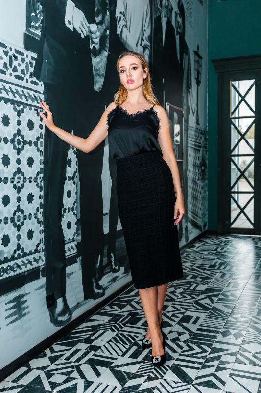 Jupe féminine dans une nuance de noir chic.