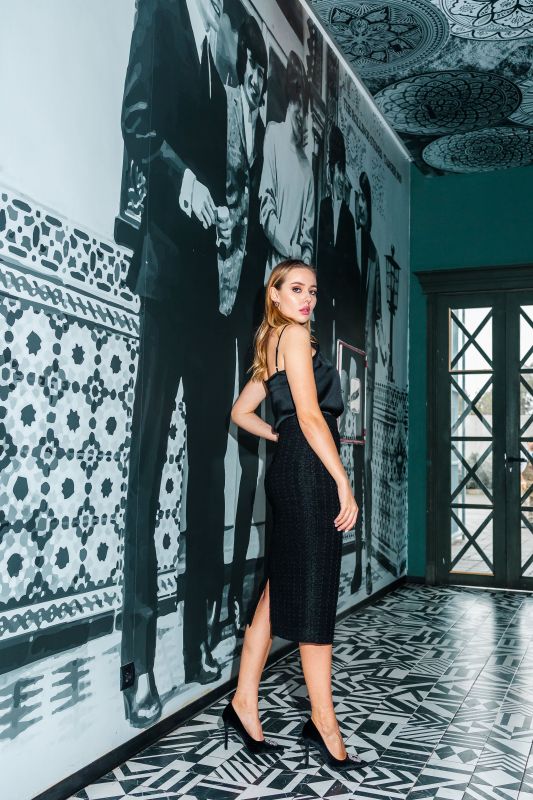 Jupe noire pour une tenue élégante en toute occasion.