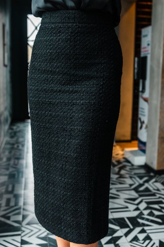 Détails de la jupe : Couleur noire et design sobre.