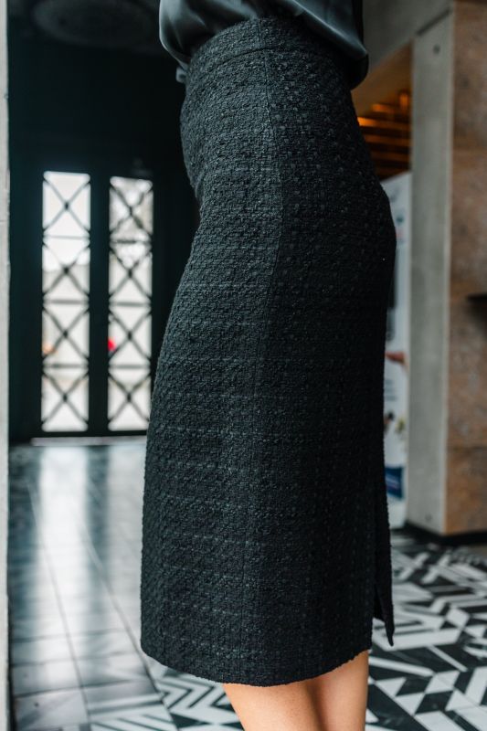 Détails de la jupe : Couleur noire et design sobre.