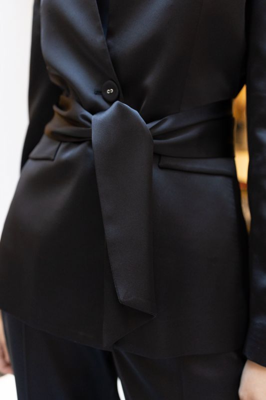 Détails raffinés de la Veste Ruth noire - Style moderne Back in Style ANAE MOROCCO