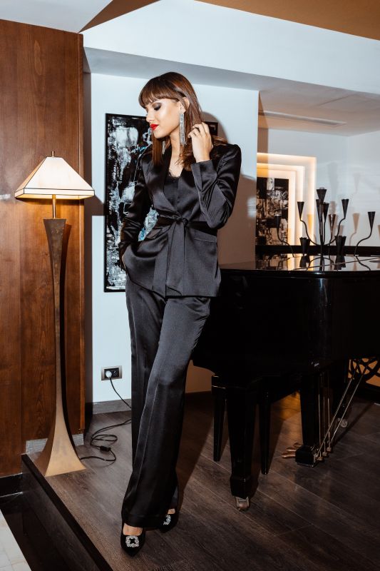 Détails du pantalon noir, une pièce polyvalente et élégante.