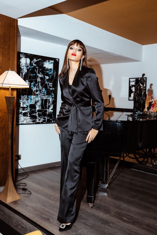 Un pantalon noir pour femmes, pour un look raffiné et chic.