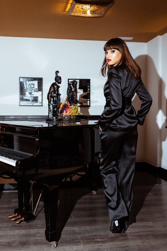 Pantalon noir, idéal pour différentes occasions.