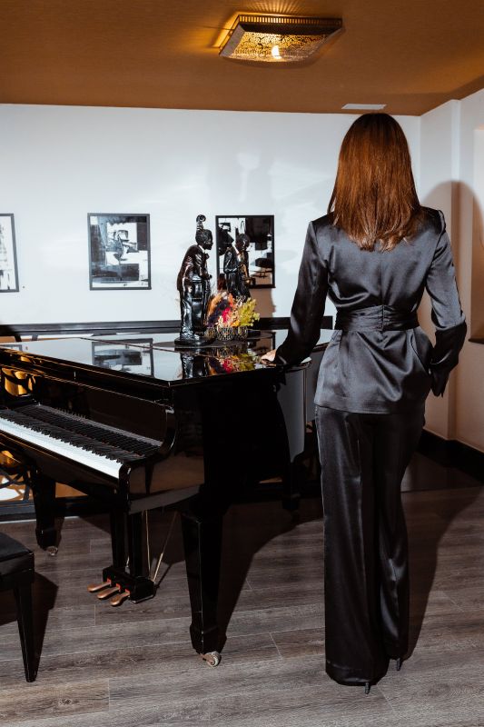 Un pantalon noir pour femmes, pour un look raffiné et chic.