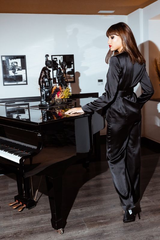 Un pantalon noir pour femmes, pour un look raffiné et chic.