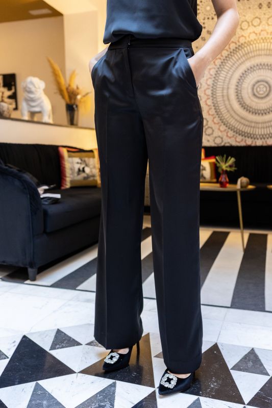 Détails du pantalon noir, une pièce polyvalente et élégante.
