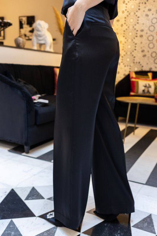 Détails du pantalon noir, une pièce polyvalente et élégante.