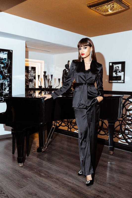 Pantalon noir, idéal pour différentes occasions.