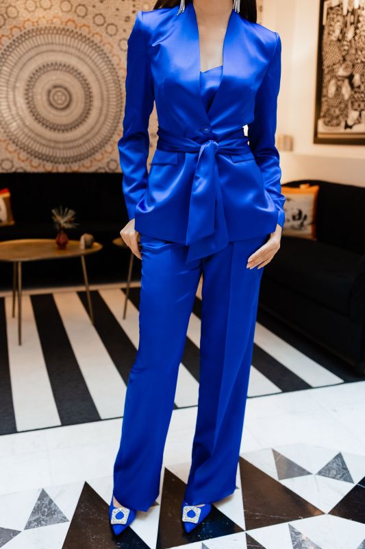 Un pantalon bleu pour femmes, une tenue élégante et intemporelle.