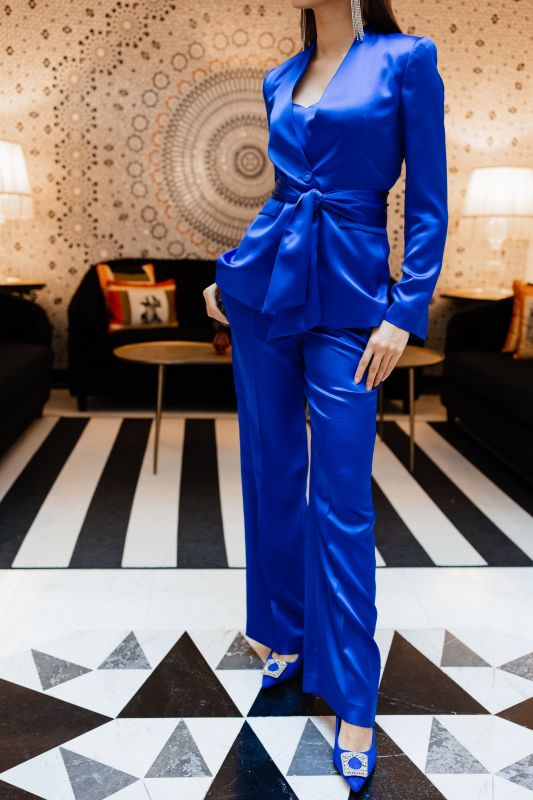 Pantalon en bleu, pour un look classique et raffiné.