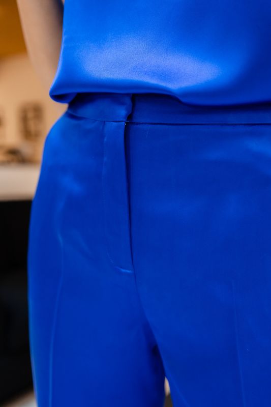 Détails du pantalon bleu, une pièce chic pour différentes occasions.