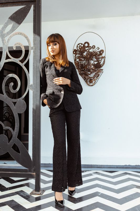 Pantalon long et large en dentelle doublée pour femmes.