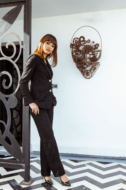 Pantalon décontracté en dentelle doublée de style ample pour femmes.