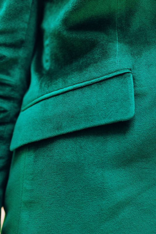 Zoom sur la Veste Emerald vert - Élégance contemporaine Back in Style ANAE MOROCCO