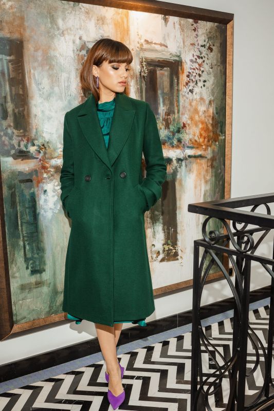 Manteau vert, une pièce classique dans une teinte naturelle.