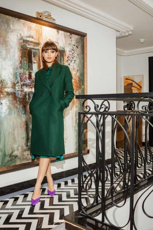 Un manteau traditionnel de couleur verte, pour une allure raffinée.