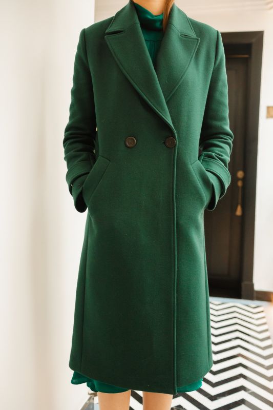 Détails du manteau vert classique, une élégance sobre.