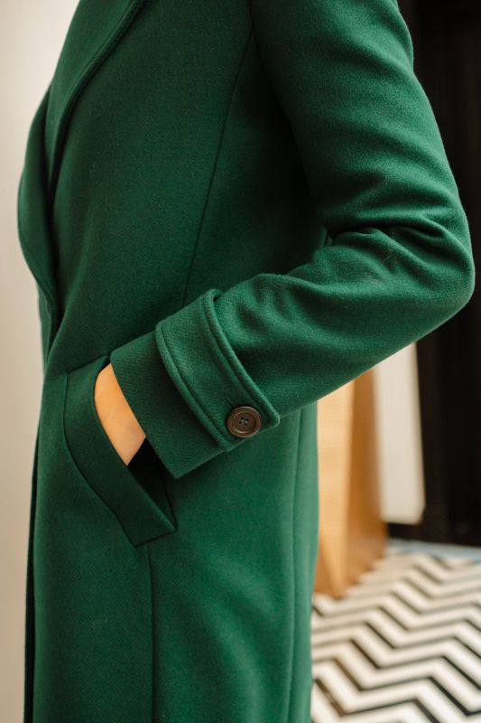 Détails du manteau vert classique, une élégance sobre.
