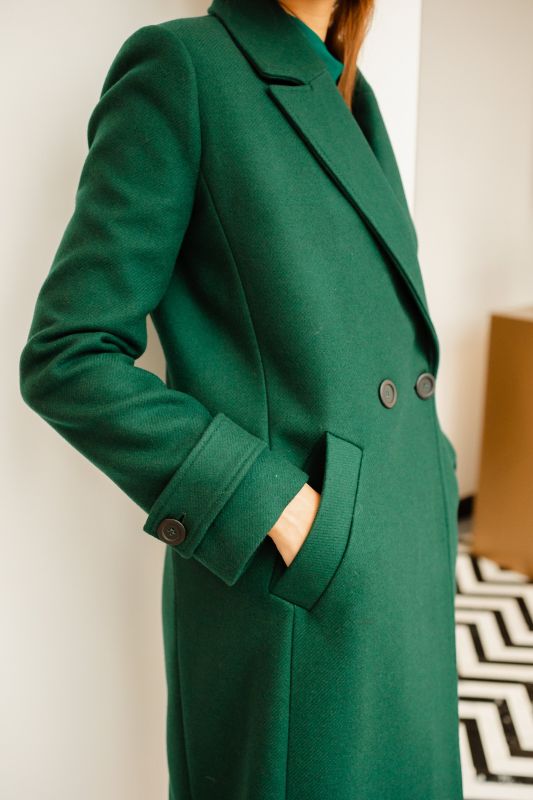 Détails du manteau vert classique, une élégance sobre.