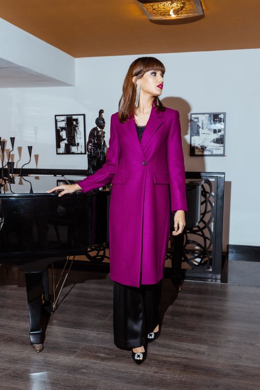 Un manteau framboise élégant avec un bouton.