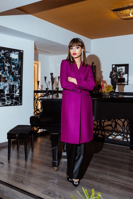 Un manteau framboise avec un bouton, pour une touche de couleur vibrante.