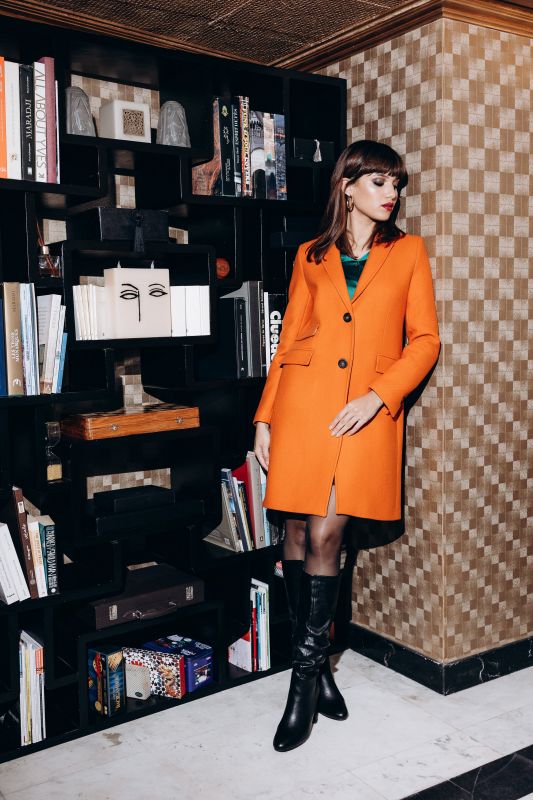 MANTEAU AMSTERDAM long en orange de la collection tweed, deux boutons, élégance moderne.
