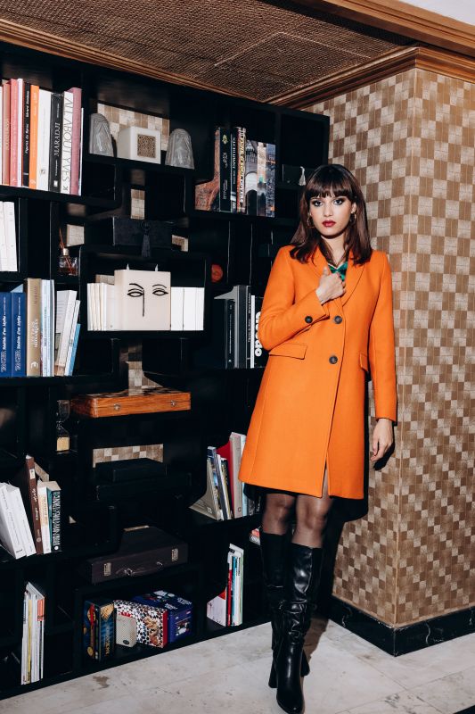 MANTEAU AMSTERDAM long en orange de la collection tweed, deux boutons, élégance moderne.