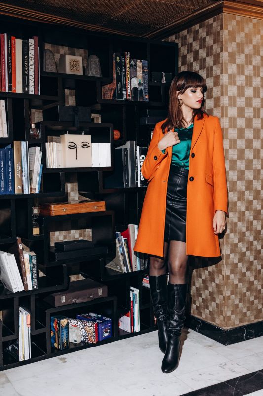 MANTEAU AMSTERDAM de la collection tweed en orange, design chic avec deux boutons.