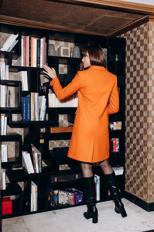 MANTEAU AMSTERDAM de la collection tweed en orange, design chic avec deux boutons.
