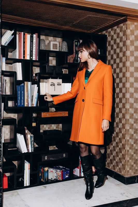 Manteau de couleur orange, une touche de vivacité.
