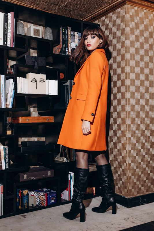 Manteau de couleur orange, une touche de vivacité.