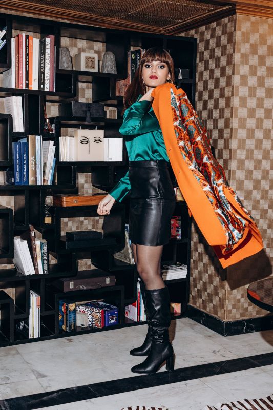 Un élégant manteau aux tons orangés.