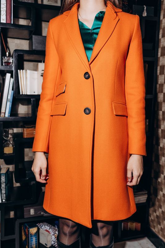 Manteau femme AMSTERDAM long en tweed orange, silhouette élégante et boutons distinctifs.