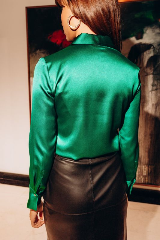 Détails de la chemise : Finition brillante et couleur verte.