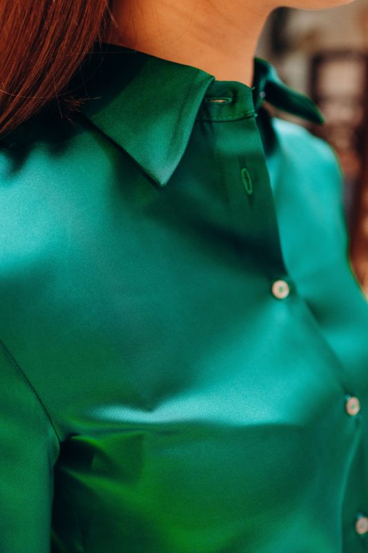 Détails de la chemise : Finition brillante et couleur verte.