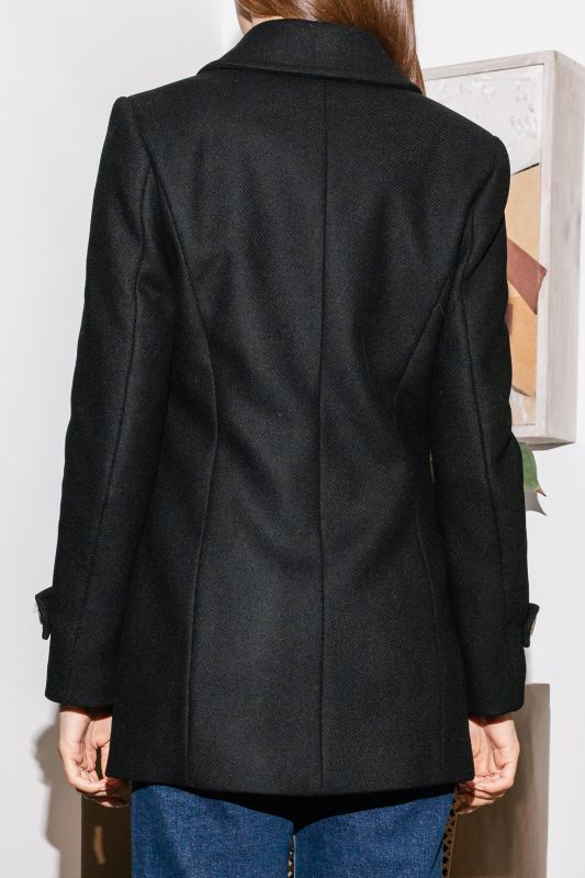 Détails du manteau noir avec boutons traditionnels.