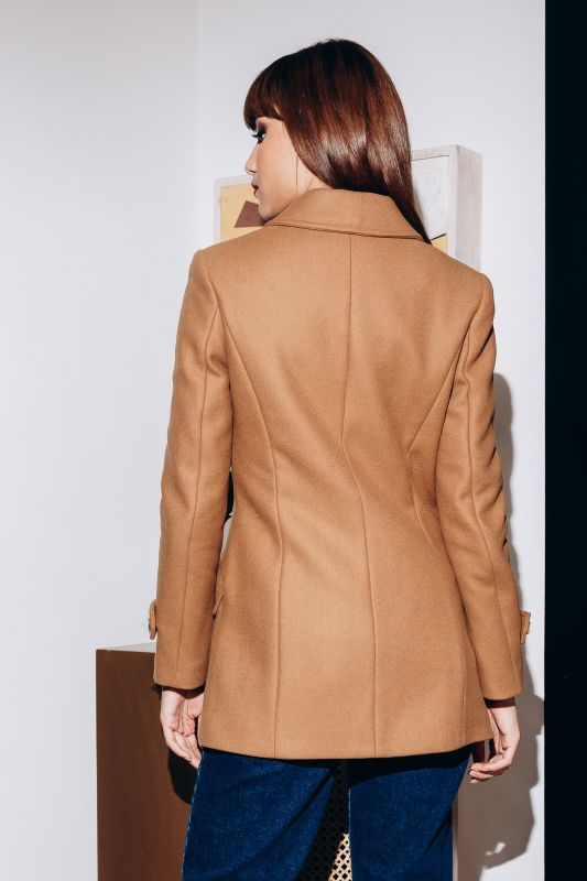 Manteau beige, une pièce classique dans une teinte neutre.
