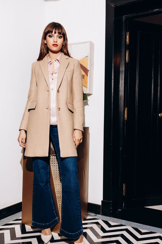 Manteau Rome de la collection tweed en beige, design long et chic avec deux boutons.