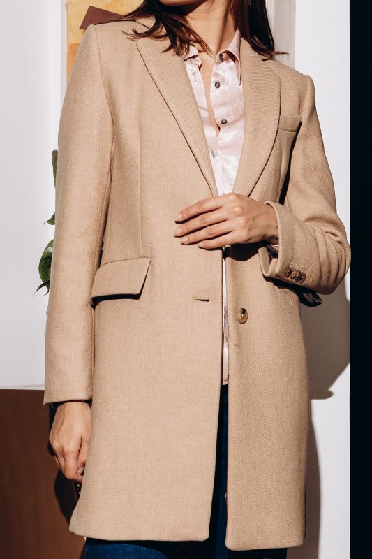 Manteau femme Rome long en tweed beige, sophistication et style intemporel avec deux boutons.