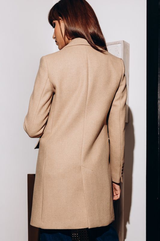 Manteau blanc cassé intemporel avec deux boutons, pour une élégance subtile.