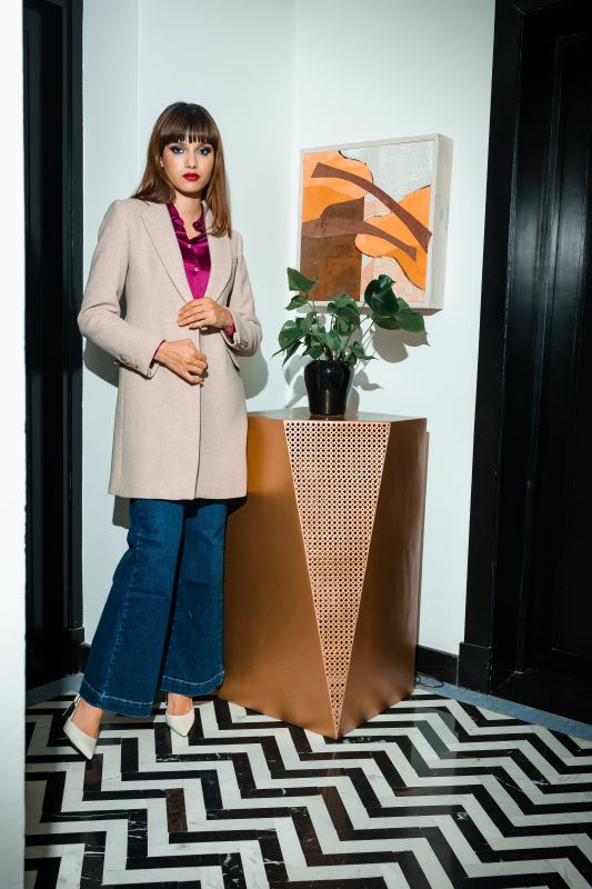 Manteau beige intemporel avec deux boutons, pour un look raffiné.