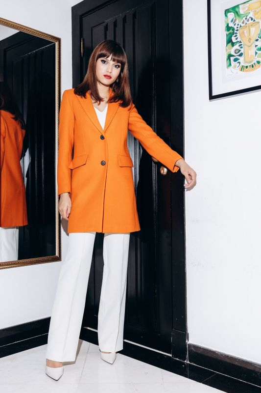 MANTEAU AMSTERDAM long en orange de la collection tweed, deux boutons, élégance moderne.