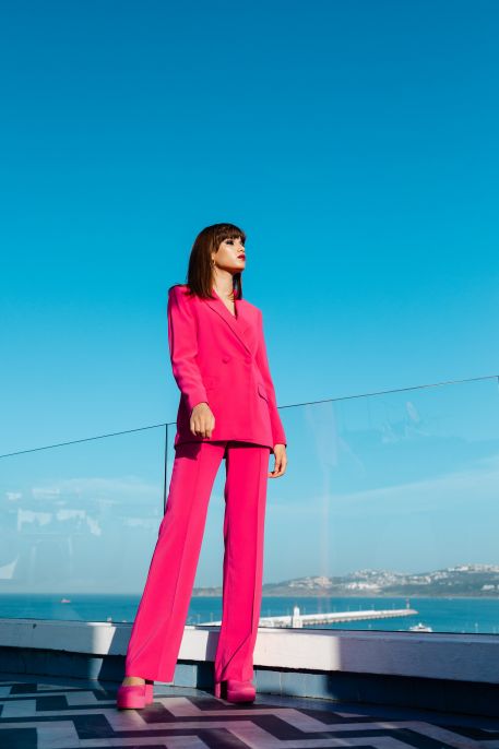 Pantalon de couleur rose de style classique pour femmes.