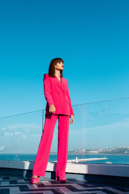 Pantalon de couleur rose de style classique pour femmes.