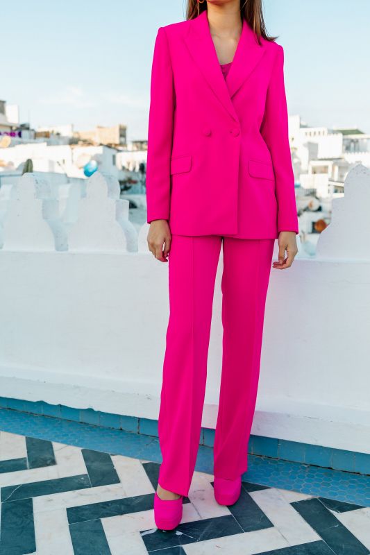 Pantalon de couleur rose de style classique pour femmes.